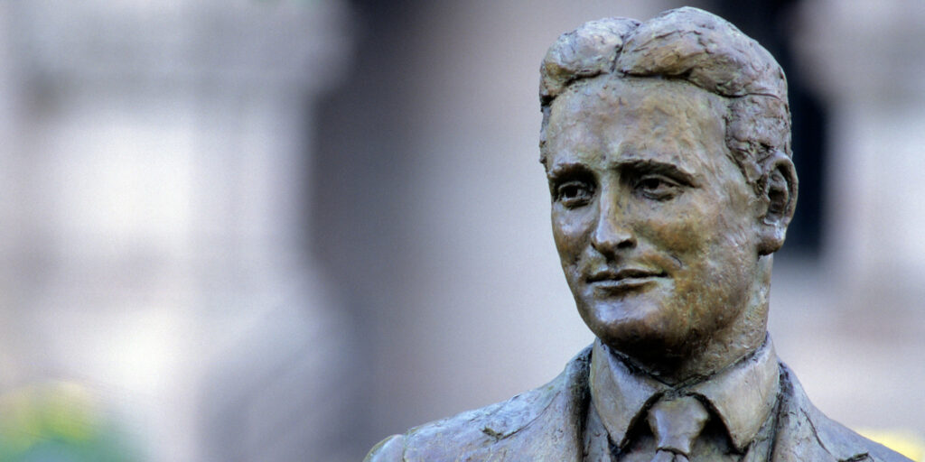 STATUE OF FAMOUS WRITER F. SCOTT FITZGERALD IN RICE PARK, DOWNTOWN ST.PAUL, MINNESOTA.